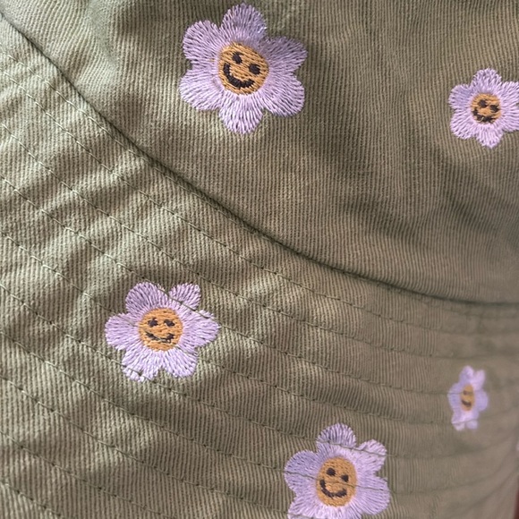 Forever 21 Green Embroidered Daisy Floral Bucket Hat - Picture 2 of 4